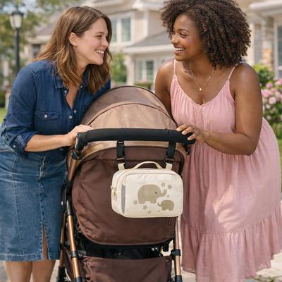 Votre petit sac a langer s'attache à plusieurs types de poussette