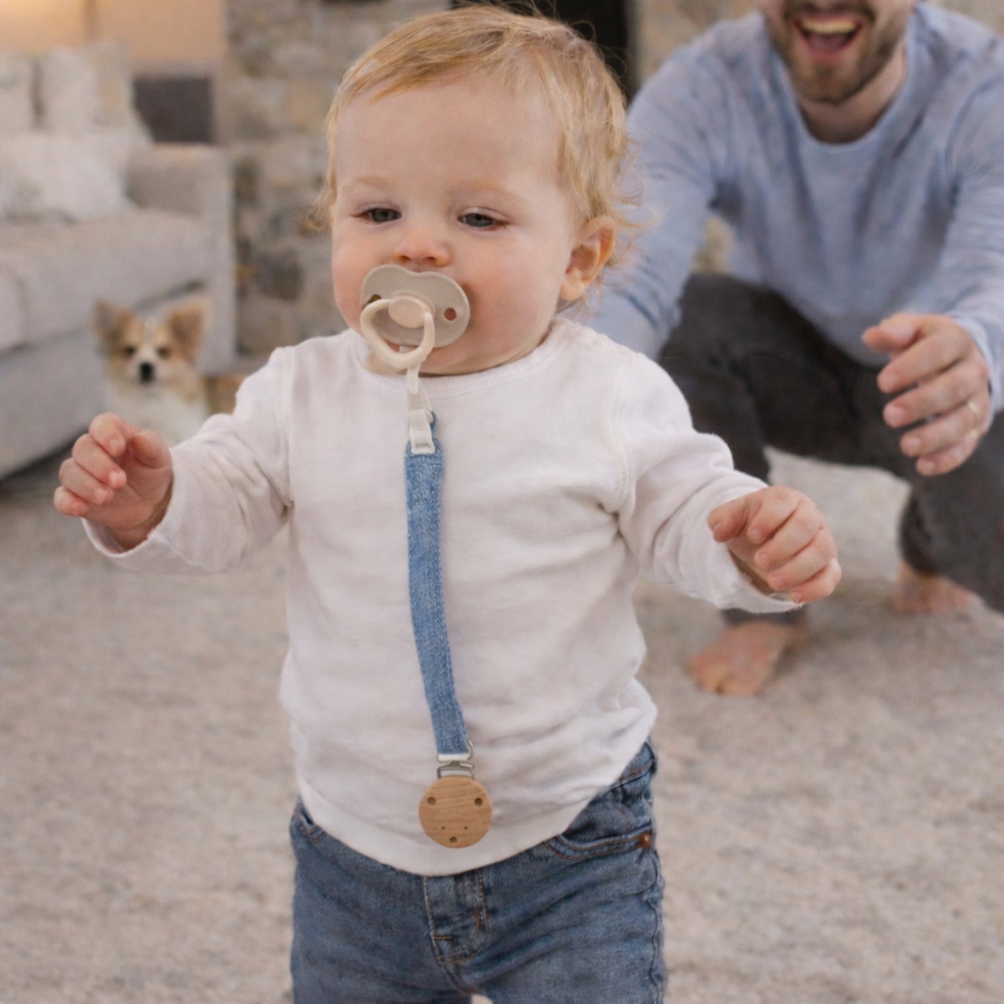 être sécure pour les premiers pas avec l'attache suce qui gardera la sucette près de lui