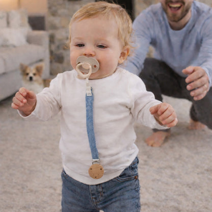 être sécure pour les premiers pas avec l'attache suce qui gardera la sucette près de lui