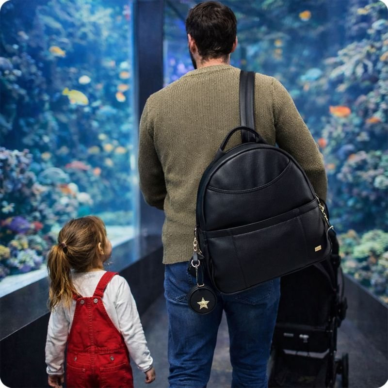 Visite à l'aquarium avec essentiels bébés dans sac a dos bebe