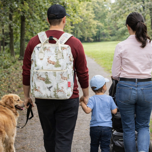 Un sac à dos à langer avec ses bretelles ajustables et confortables pour promenade familiale
