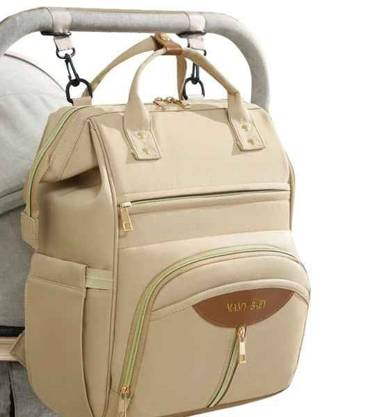 Notre sac à dos à langer vient avec 2 attaches pour votre poussette