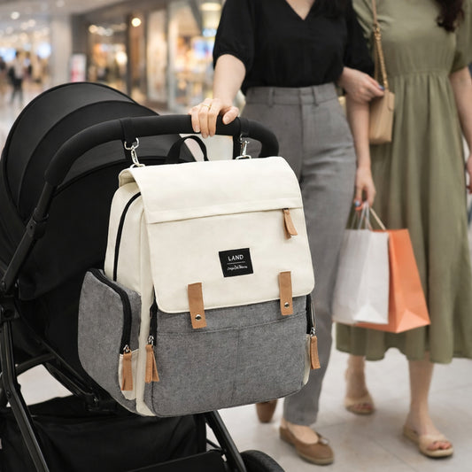 Profiter du centre commercial les épaules libérées avec notre sac a dos a couche qui s'accroche à votre poussette