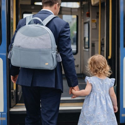 Notre sac a dos bebe est idéal pour les papas qui se rendent au bureau après avoir laissé bébé à la crèche