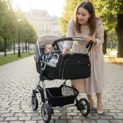 Notre sac a langer bebe s'accroche facilement à la poussette et libère ainsi vos mains