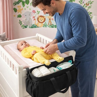 Un  sac a langer bebe multifonctions qui peut s'Accrocher à la table à langer pour un accès facile aux essentiels bébé