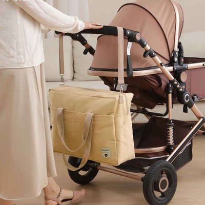 Un sac de naissance bebe qui se suspend à la poussette est toujours agréable