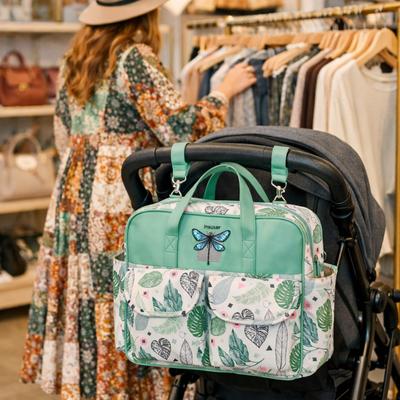 Avoir les mains libres pour magasiner tout en ayant les essentiels bébé facile avec ce sac à langer bébé qui s'accroche à votre poussette