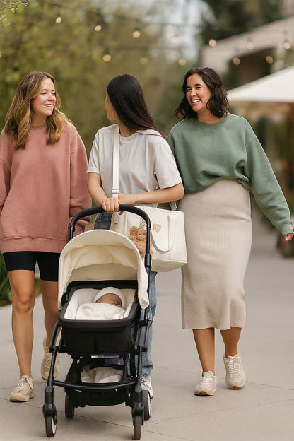 Même avec le nécessaire pour un poupon, le sac à langer est efficace et stylé pour de belles sorties entre amies.