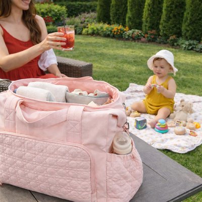Un sac de naissance qui contient les essentiels et les jouets pour de belles sorties 