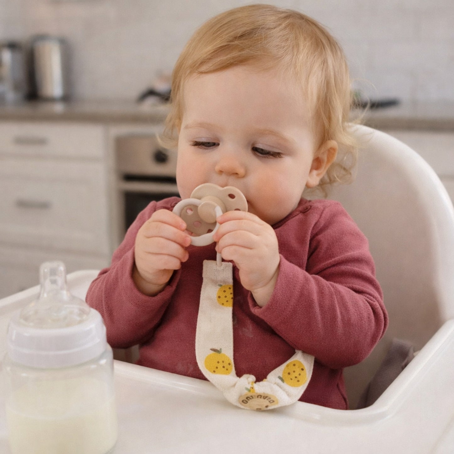Une attache suce pour éviter les chute et garder la sucette propre