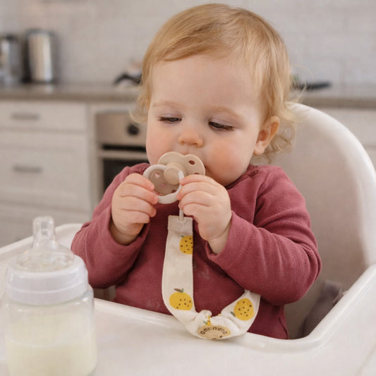 Une attache suce pour éviter les chute et garder la sucette propre