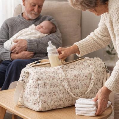 Notre sac de naissance est parfait pour les bagages de votre trésor lorsqu'il visite la famille